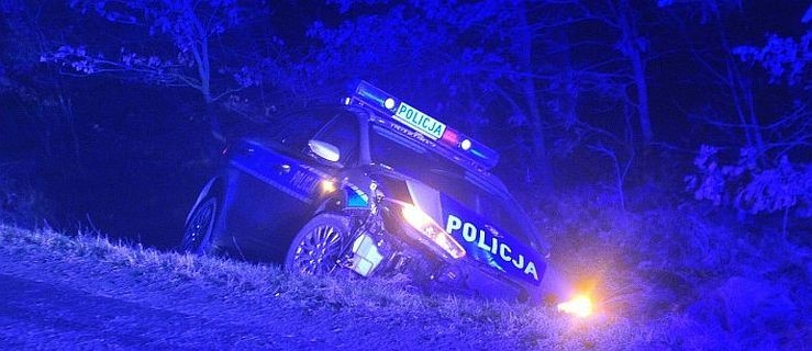 Policjanci śpieszyli się na interwencję. Na łuku drogi radiowóz wpadł w poślizg [ZDJĘCIA] - Zdjęcie główne