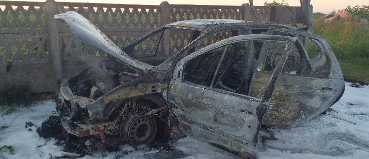 Auto spłonęło na podwórzu - Zdjęcie główne