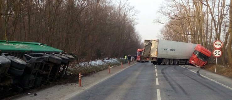 Zderzenie ciężarówek na drodze krajowej. Trasa nieprzejezdna - Zdjęcie główne