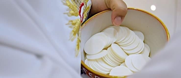 Komunia św. na rękę? Episkopat i minister zdrowia o koronawirusie - Zdjęcie główne