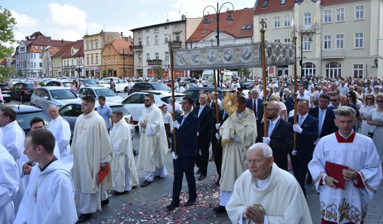 Boże Ciało 2024. Uroczyste procesje ulicami wielkopolskich miejscowości - Zdjęcie główne