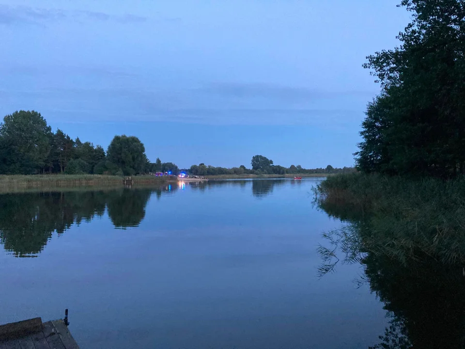 Dramat na niestrzeżonej plaży nad jeziorem Łopienno. Życie stracił młody mężczyzna - Zdjęcie główne