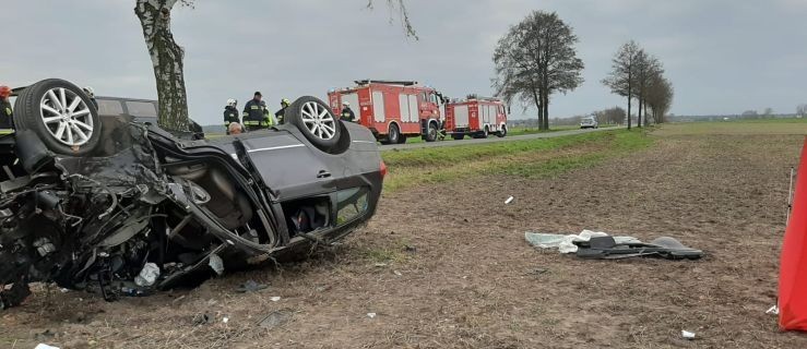 Passat uderzył w drzewo. Dwie osoby nie żyją  - Zdjęcie główne