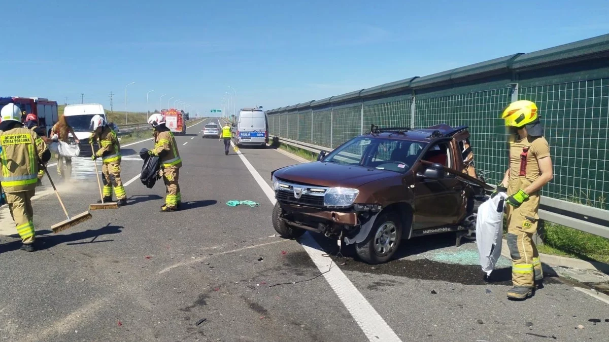 Dramatyczny wypadek na S11. Lądował śmigłowiec LPR, jedna osoba walczyła o życie