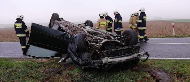 Auto dachowało na drodze. Trzy osoby poszkodowane  - Zdjęcie główne