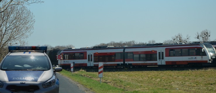 Kierowca peugeota wjechał pod pociąg. Doszło do zderzenia  - Zdjęcie główne