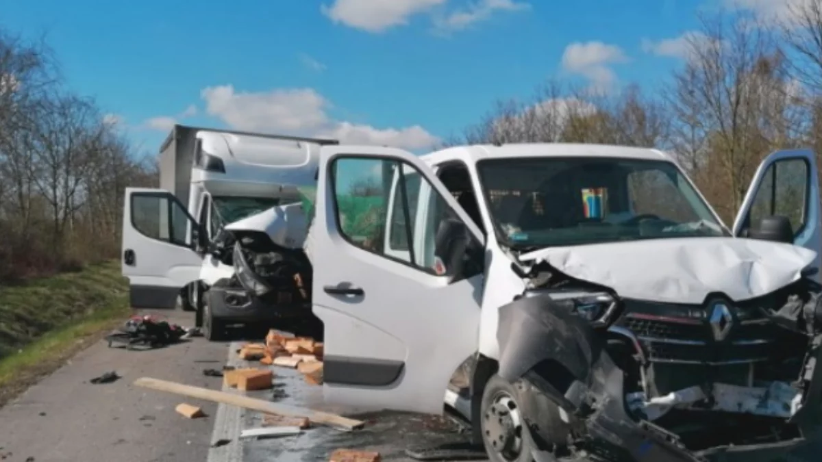 Tragedia na drodze wojewódzkiej. Nie żyje 60-letni kierowca, droga jest całkowicie zablokowana