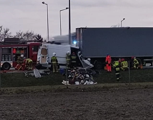 Trzy osoby zginęły w tragicznym wypadku na autostradzie A2. Mercedes uderzył w naczepę  - Zdjęcie główne