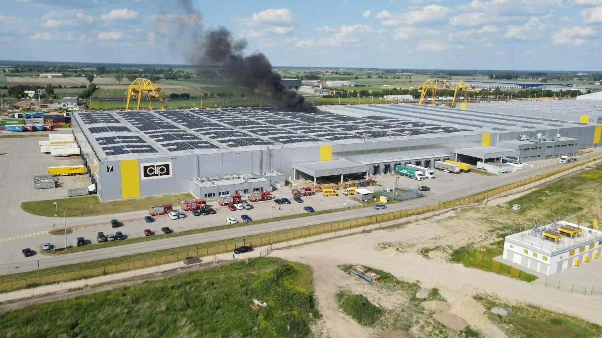 Pożar hali pod Poznaniem. Na miejscu 20 zastępów strażackich