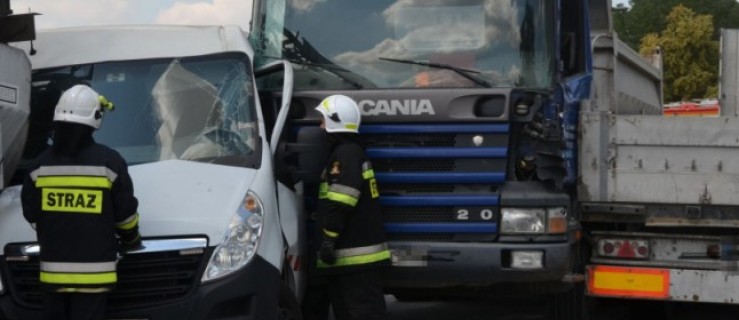 Dwie ciężarówki i bus zderzyły się na drodze krajowej. Zmiażdżone auta zatarasowany przejazd - Zdjęcie główne