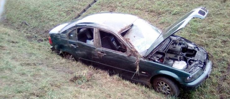 Kolejny wypadek na A2. Dachowało bmw. Auto spadło ze skarpy - Zdjęcie główne