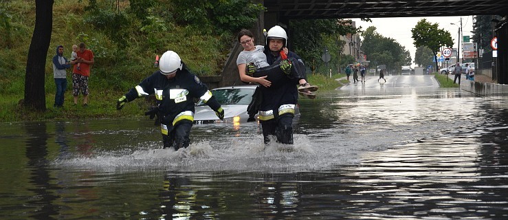 Krotoszyn. Po wiaduktem utknęły samochody. Strażak wyniósł kobietę na rękach [ZDJĘCIA] - Zdjęcie główne