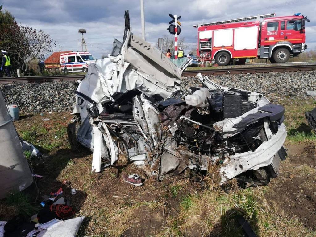 Z nieustalonych przyczyn, na przejeździe kolejowym w Milczu (pow. chodzieski), osobowa dacia wjechała wprost pod pociąg