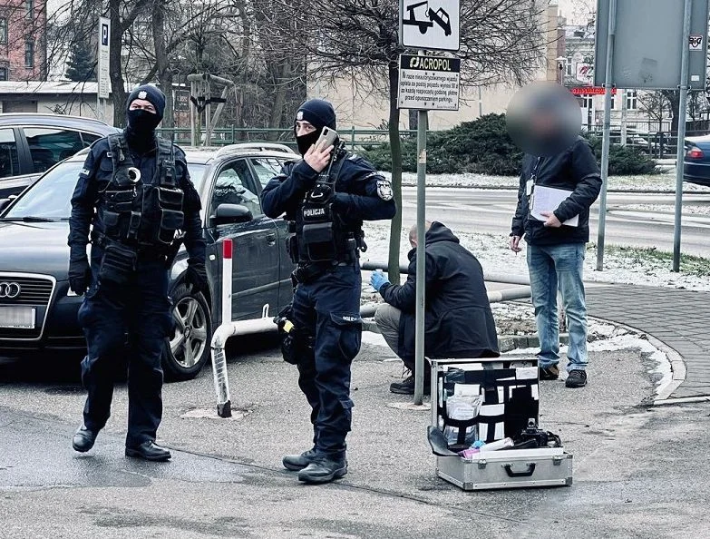 Obława w powiecie pleszewskim. Akcja ma związek z oblaniem mężczyzny żrącą substancją [FOTO] - Zdjęcie główne