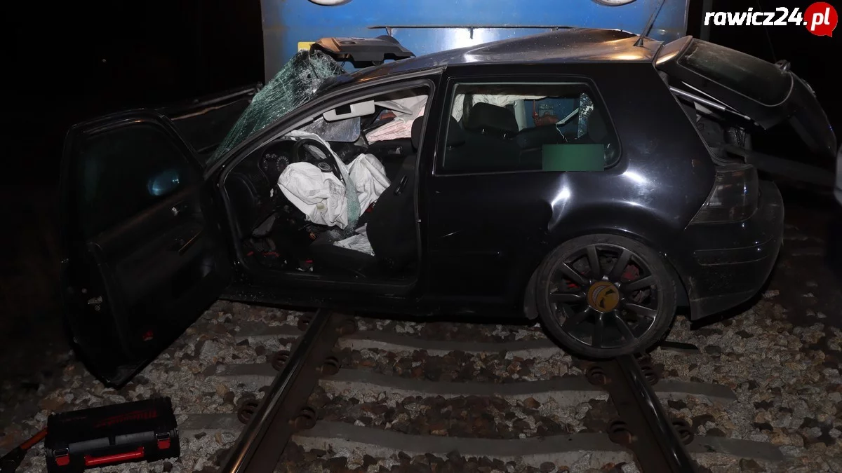 Wypadek kolejowy na pograniczu województw. Auto wbite w lokomotywę [FILM]