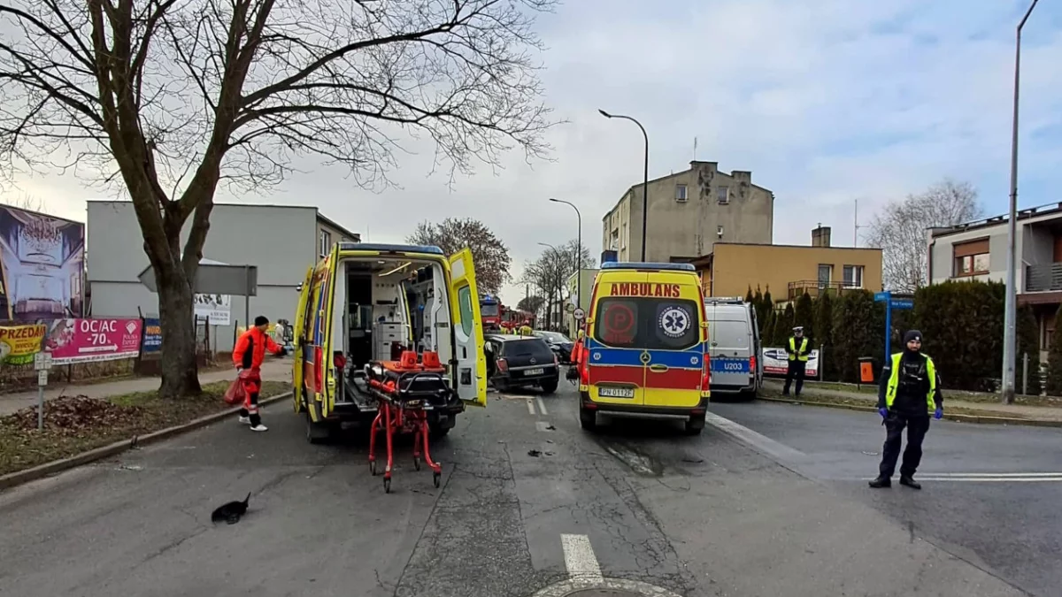 Zderzenie dwóch samochodów i autobusu w Koninie. Cztery osoby ranne - Zdjęcie główne