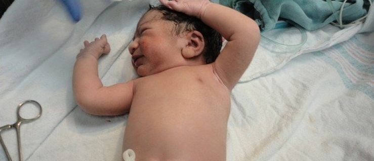 Ratownicy medyczni przyjęli poród w karetce - Zdjęcie główne