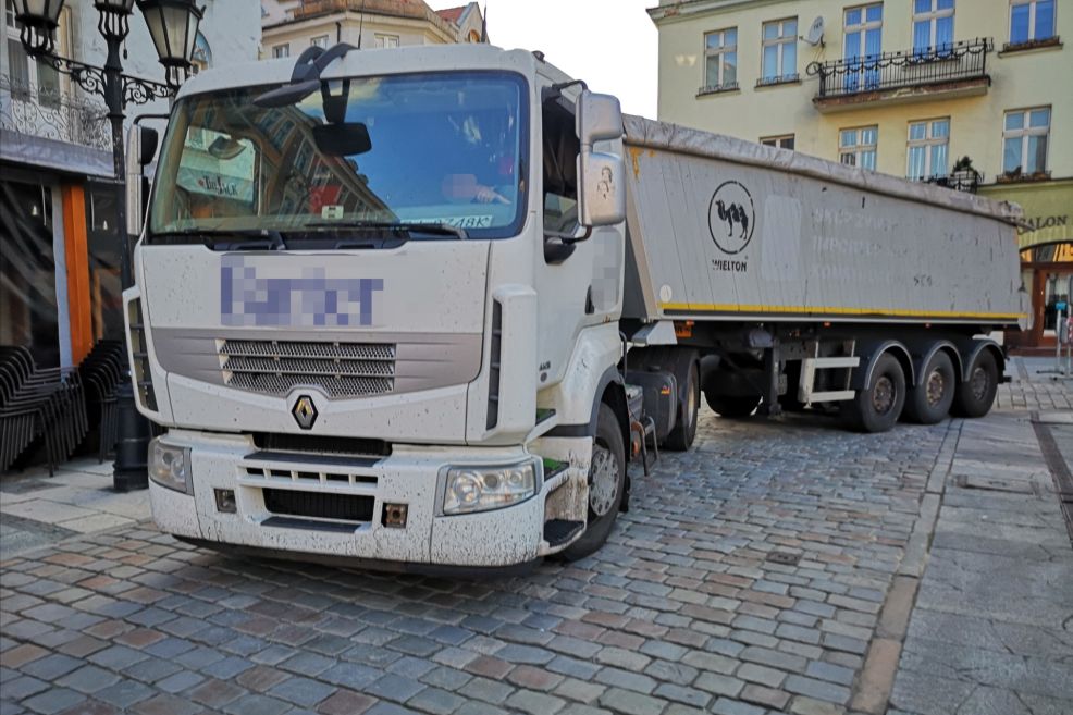 Wjechał kilkudziesięciotonową ciężarówką na rynek w Kaliszu. Tłumaczył się, że pomylił drogi ... Był pijany - Zdjęcie główne