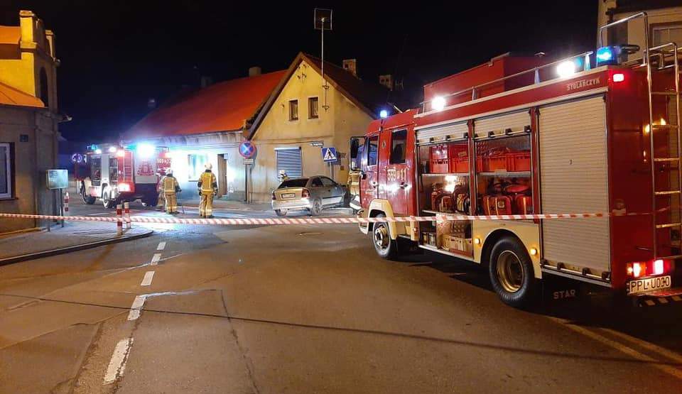 Pijany i bez prawa jazdy kierowca wjechał w budynek [FOTO] - Zdjęcie główne