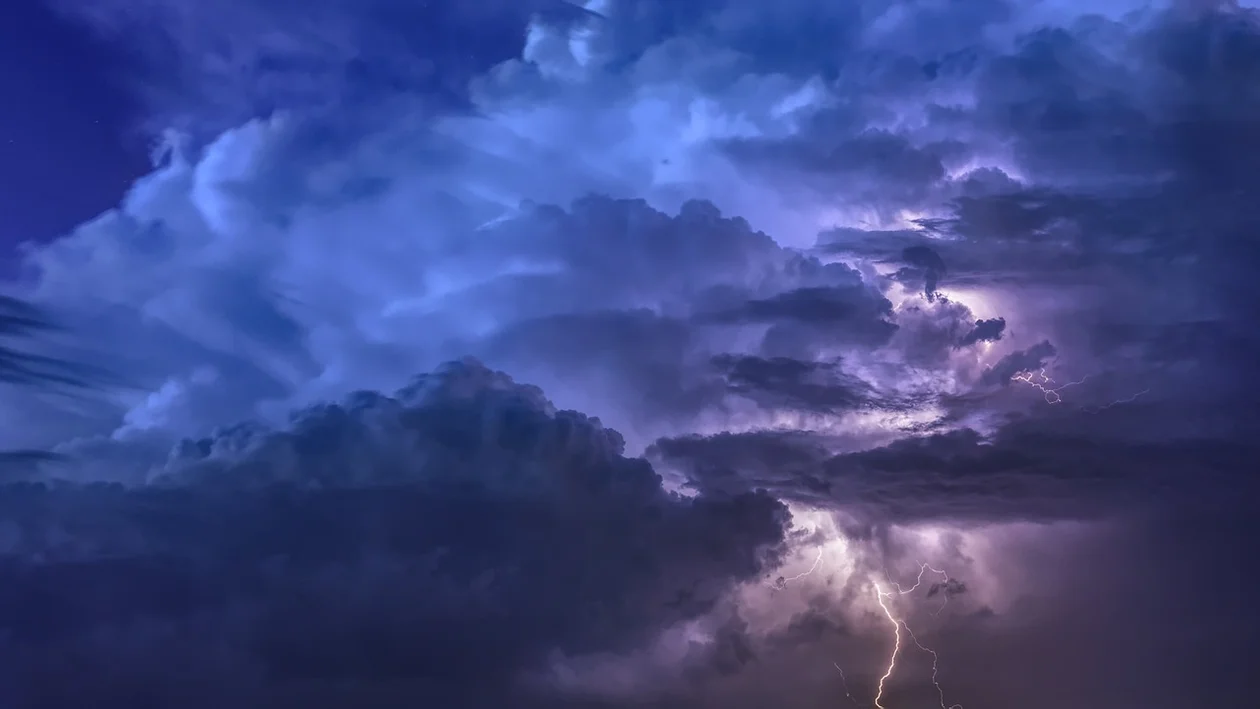 Synoptycy ostrzegają przed burzami z gradem i huraganowymi porywami wiatru - Zdjęcie główne