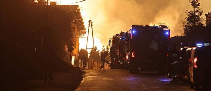 Olbrzymi pożar gazociągu pod Poznaniem. Kilkadziesiąt jednostek straży w akcji  - Zdjęcie główne