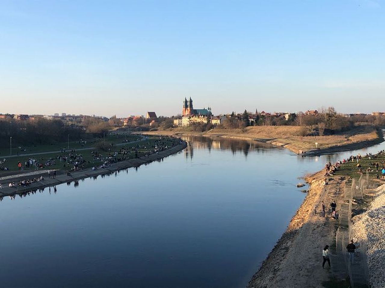 Tłumy nad Wartą. Policja karze mandatami, prezydent Poznania apeluje o rozsądek  - Zdjęcie główne