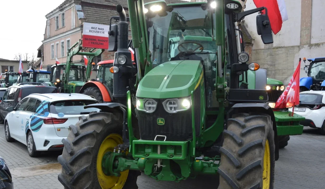 Konwencja PiS w Lesznie zakończyła się blokadą rolniczą. Ciągniki zagrodziły wyjazd z parkingu - Zdjęcie główne