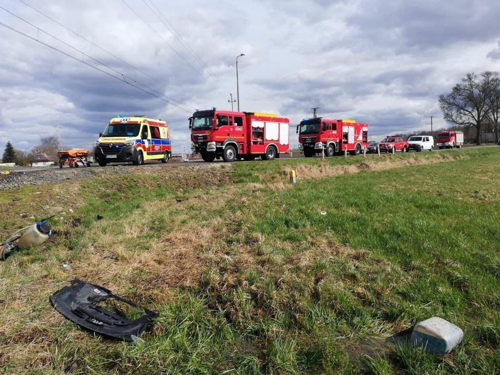 Z nieustalonych przyczyn, na przejeździe kolejowym w Milczu (pow. chodzieski), osobowa dacia wjechała wprost pod pociąg