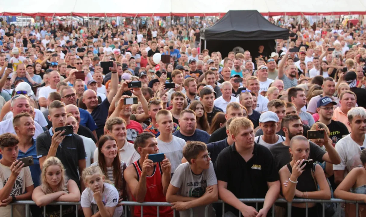 Tłumy na Dożynkach ZMDK i Królów Żyta. Tak bawili się fani Kabaretu Malina [ZDJĘCIA] - Zdjęcie główne