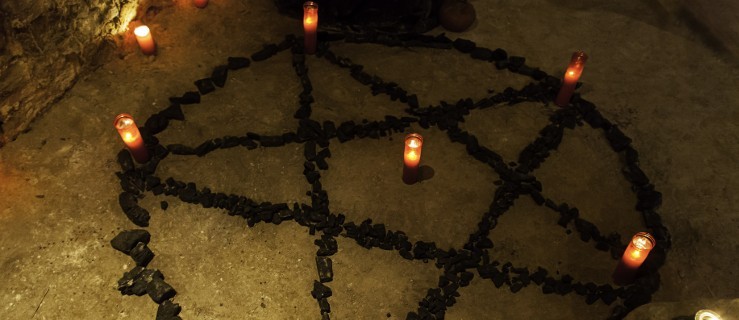Obdarta ze skóry sarna, pentagram, świece... Czy to byli sataniści? - Zdjęcie główne