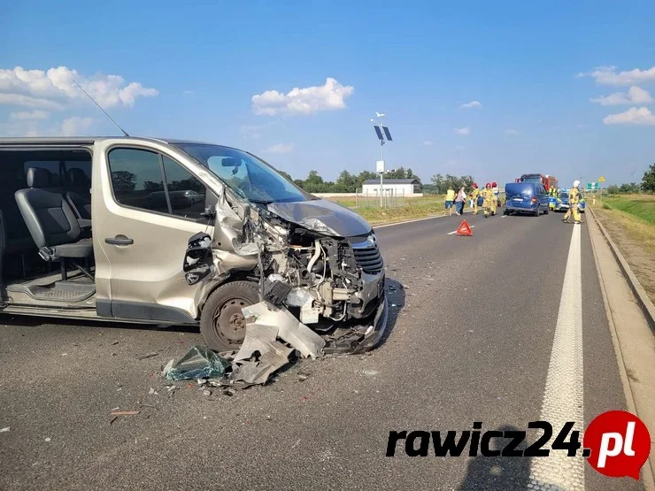 Rawicz. Wypadek w pobliżu zjazdu na S5. Cztery auta rozbite, dwie osoby uciekały - Zdjęcie główne