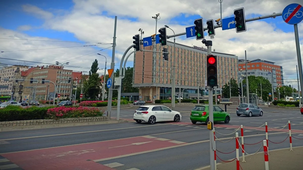 System RedLight w Poznaniu. 30 kamer na największym rondzie w centrum miasta - Zdjęcie główne