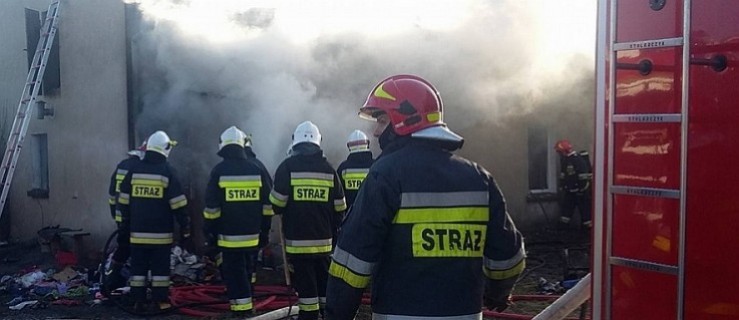 Pożar budynku mieszkalnego. Strażacy ratują dobytek  - Zdjęcie główne