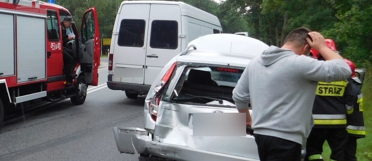 Bus wjechał w osobówkę na DK 12. Poszkodowani  - Zdjęcie główne