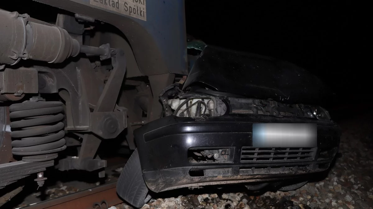 Zostawił auto na torach, pociąg je staranował. Oto, co powiedział policji [ZDJĘCIA, FILM]
