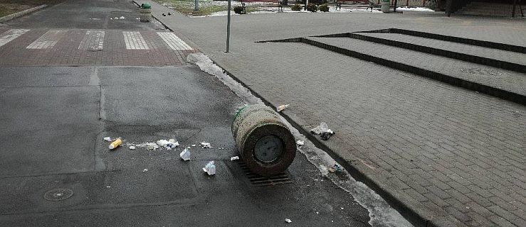 Grupa mężczyzn ukarana za przewracanie betonowych śmietników [WIDEO] - Zdjęcie główne