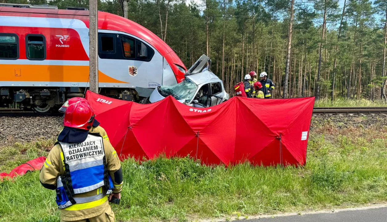 Pociąg uderzył w auto na przejeździe kolejowym w Pile. Jedna osoba nie żyje - Zdjęcie główne