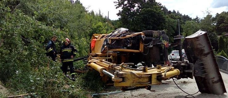 Koparka wraz z operatorem zsunęła się na ulicę - Zdjęcie główne