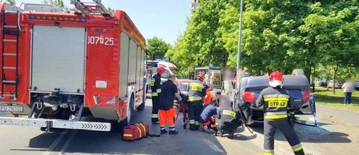 Auto dachowało obok inspektorów. "Odgłos tłuczonego szkła i skręcanej blachy" - Zdjęcie główne