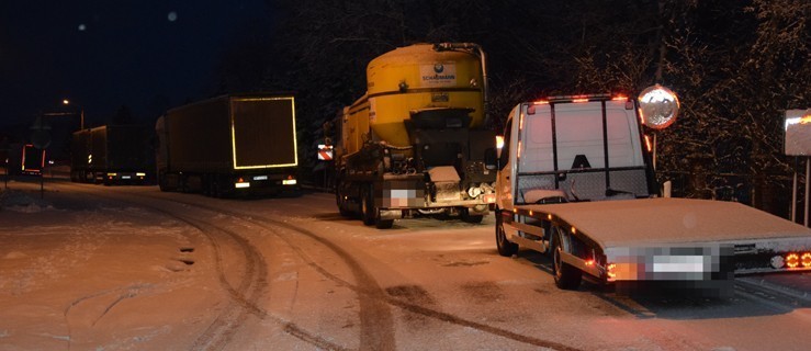 UWAGA! Gigantyczny korek na krajowej 12. Ciężarówki utknęły na podjeździe  - Zdjęcie główne