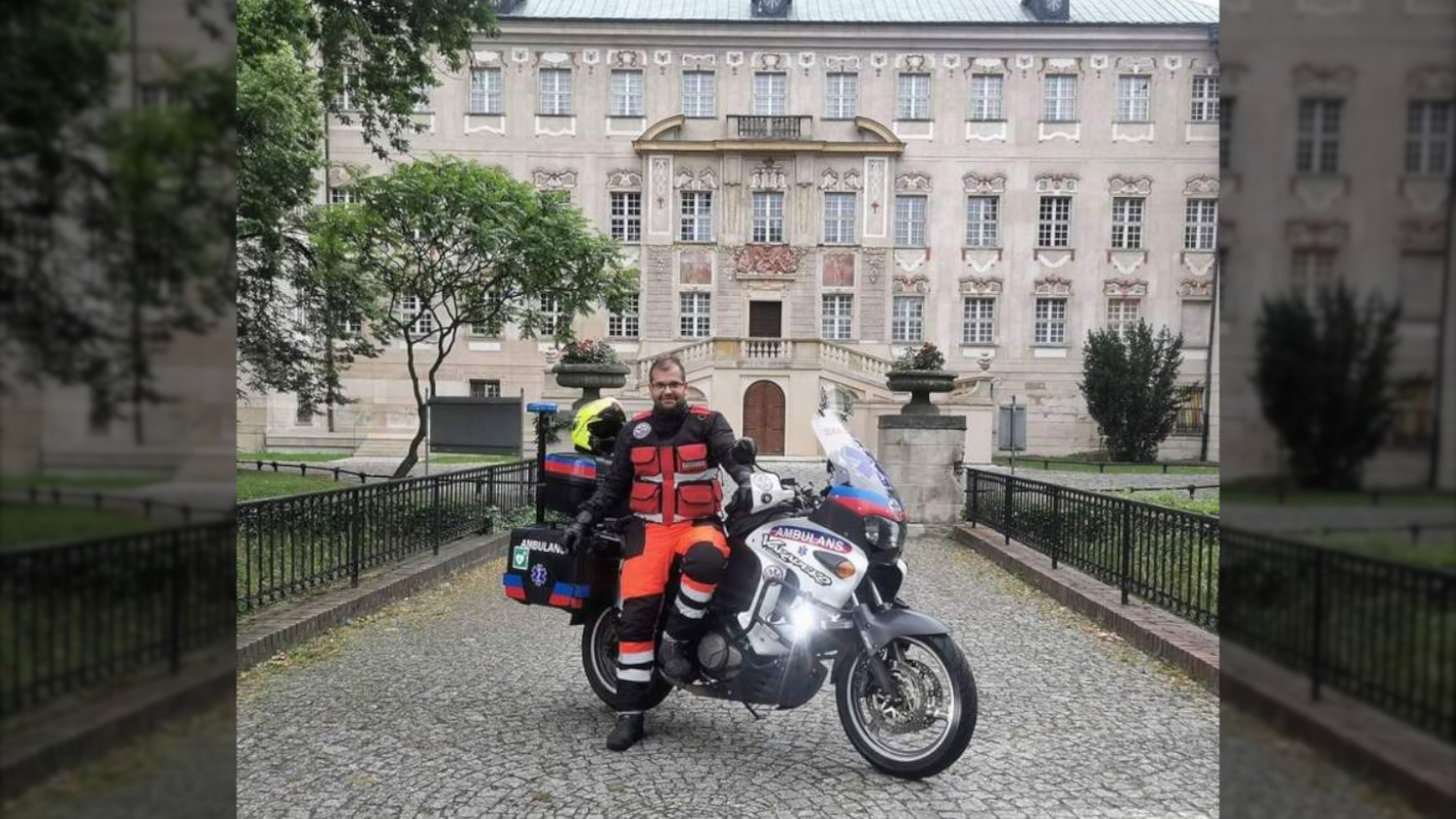 Ratownik w policyjnym mundurze jeździ... motoambulansem i pomaga  - Zdjęcie główne