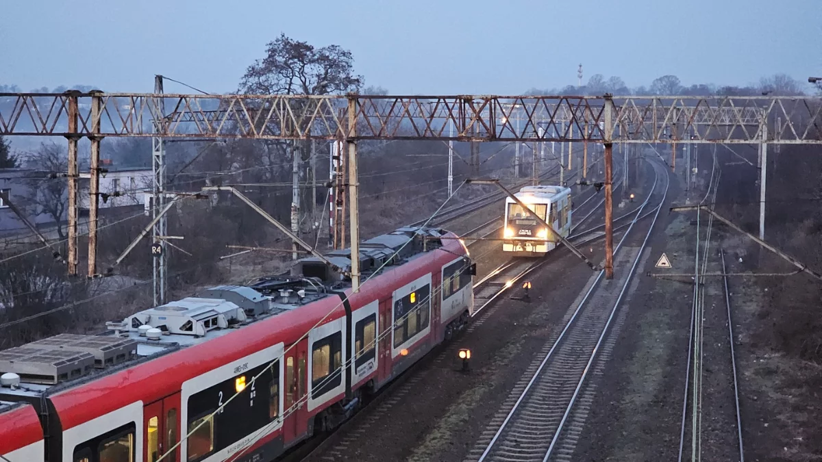 Dwa pociągi na jednym torze. Groźny incydent na stacji kolejowej w Gnieźnie