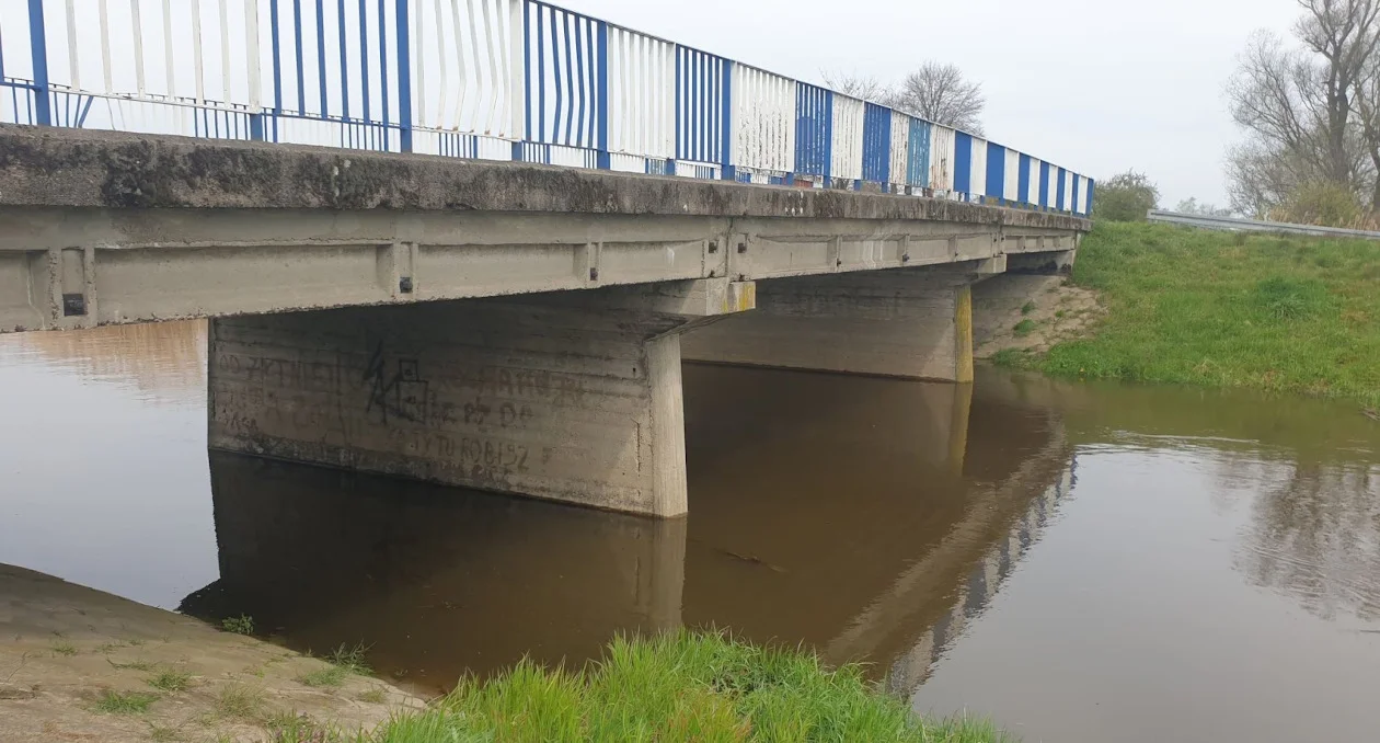 Wysoki stan wody w rzekach południowej Wielkopolski. Ostrzeżenie IMGW  - Zdjęcie główne