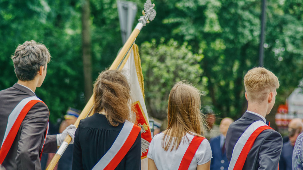 Hymn Polski - modyfikacje. Zamiana zwrotek.  Co będziemy śpiewać inaczej?  - Zdjęcie główne