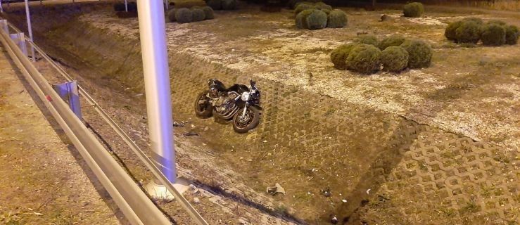 Śmierć 27-latka. Wjechał do rowu, motocykl poleciał kilkanaście metrów dalej [FOTO] - Zdjęcie główne