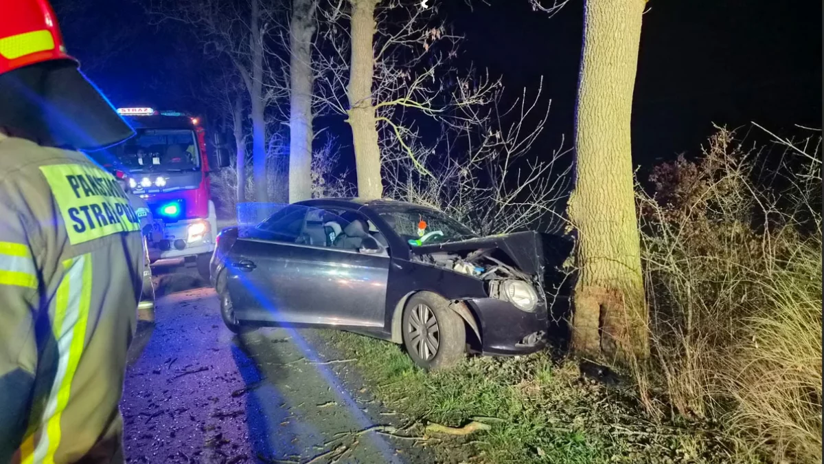 26-latek rozbił Volkswagena na drzewie. Okazało się, iż to dopiero początek jego problemów