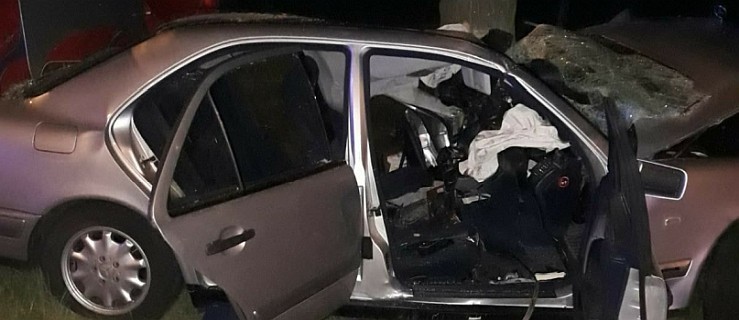 Kierowca mercedesa nie żyje po uderzeniu w drzewo - Zdjęcie główne