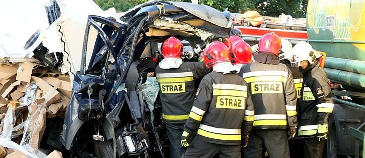 Śmiertelne zderzenie busa z cysterną. Kierowca zakleszczony w kabinie - Zdjęcie główne