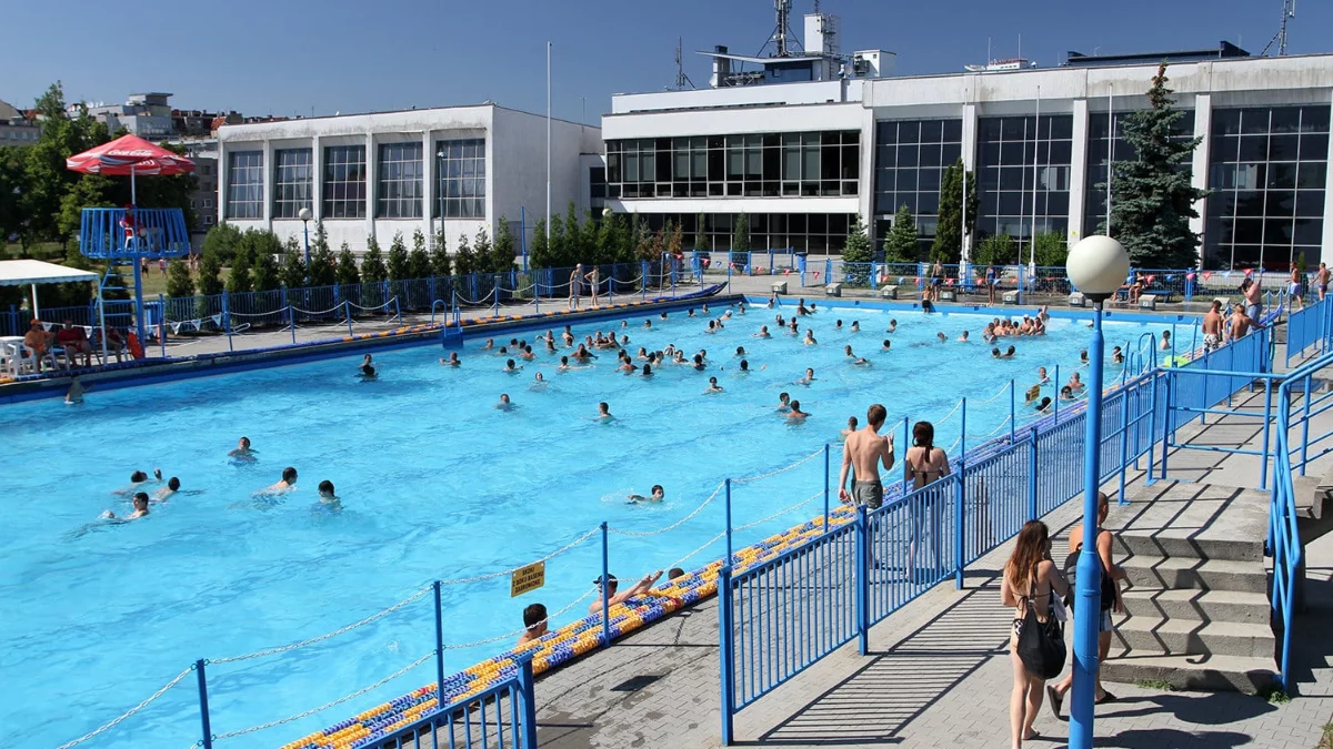 Rusza popularna letnia pływalnia w Poznaniu. Sprawdź, ile zapłacisz za bilet i jak ominąć kolejki