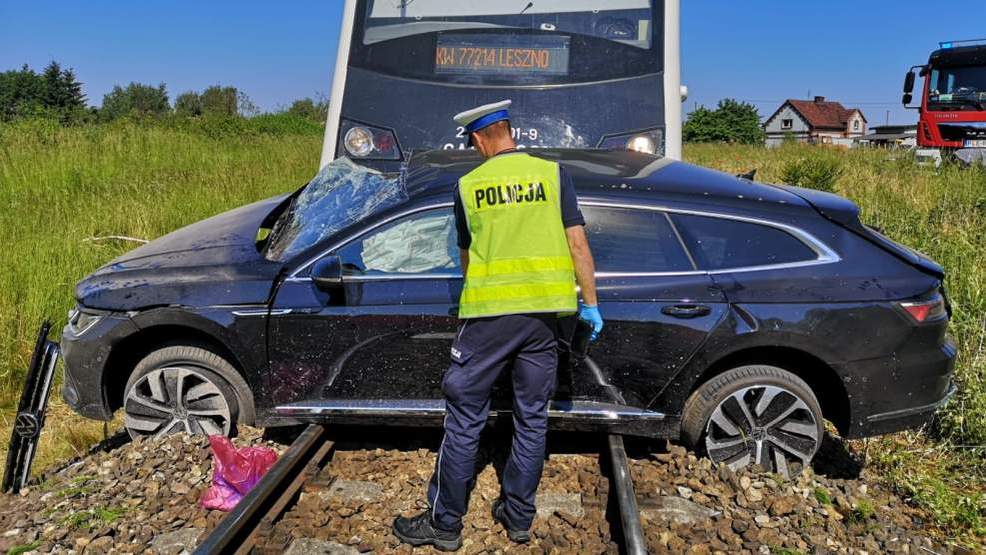 Śmiertelny wypadek na torach. Samochód osobowy wjechał prosto pod pociąg. Nie żyje jedna osoba  - Zdjęcie główne